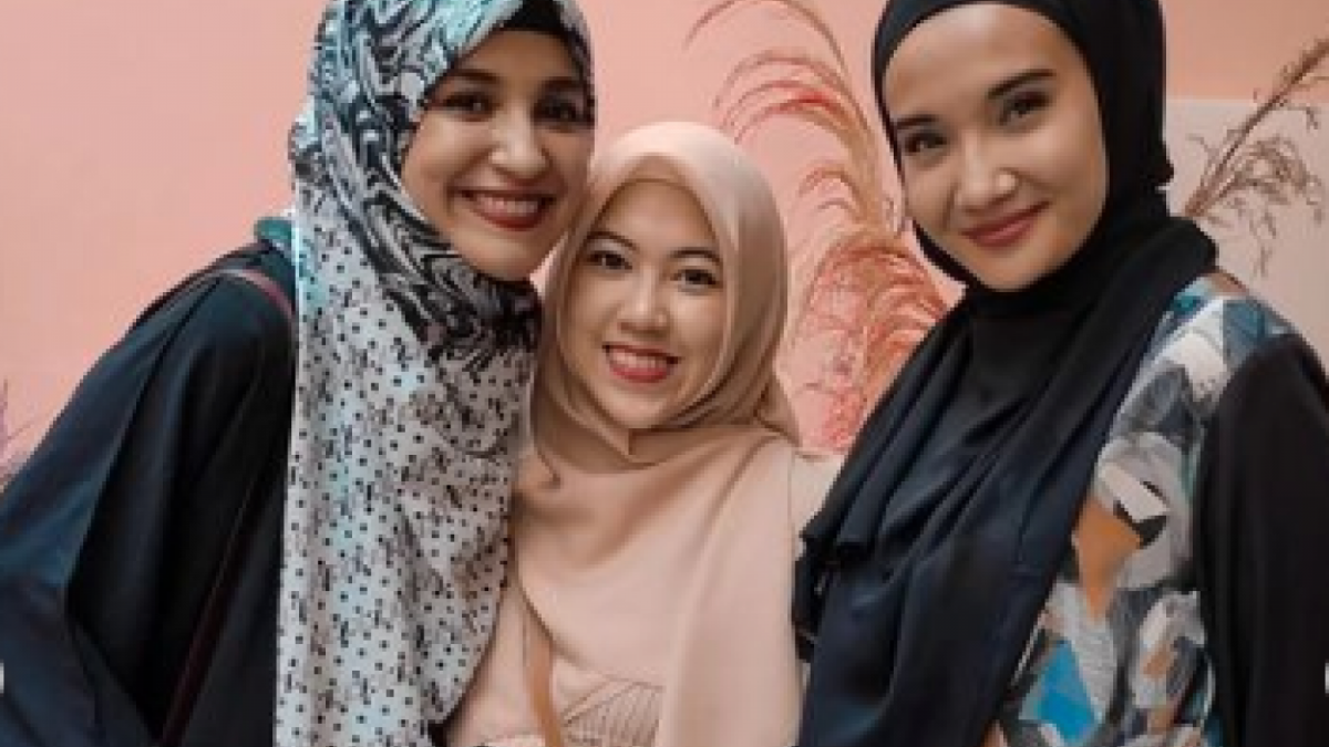 Shireen Sungkar dan Zaskia Sungkar bersama ibu tirinya, santi Asokamala [Instagram/santiasokamala]
