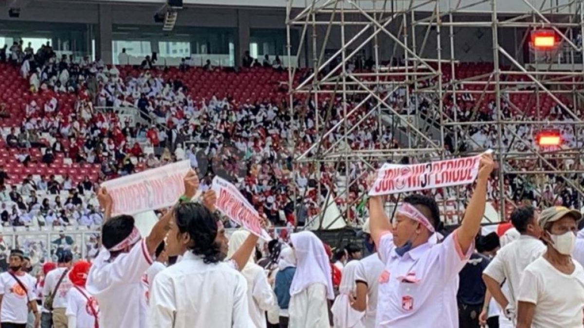 Sejumlah orang dalam acara silaturami akbar relawan Jokowi bertajuk Gerakan Nusantara Bersatu di SUGBK, Jakarta, Sabtu (26/11/2022) tampak membentangkan spanduk bertuliskan 'Jokowi 3 Periode'. (Suara.com/Bagaskara)
