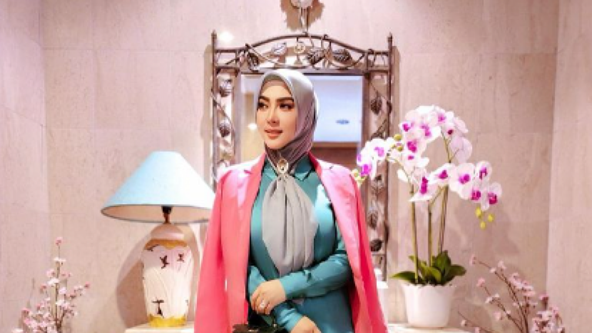 Syahrini miliki usaha di bidang fahion dengan mukena berlapis emas [Instagram/princesssyahrini]