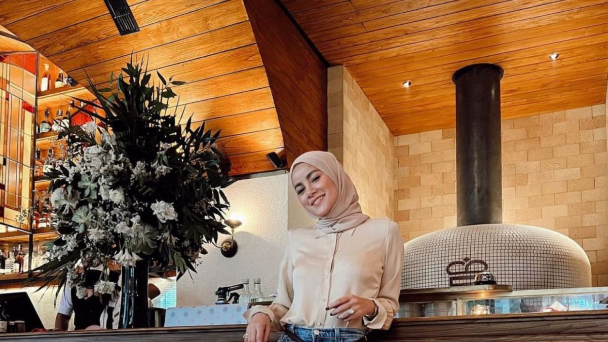 Olla Ramlan tak ingin ikut campur hubungan percintaan anaknya [Instagram/ @ollaramlan]