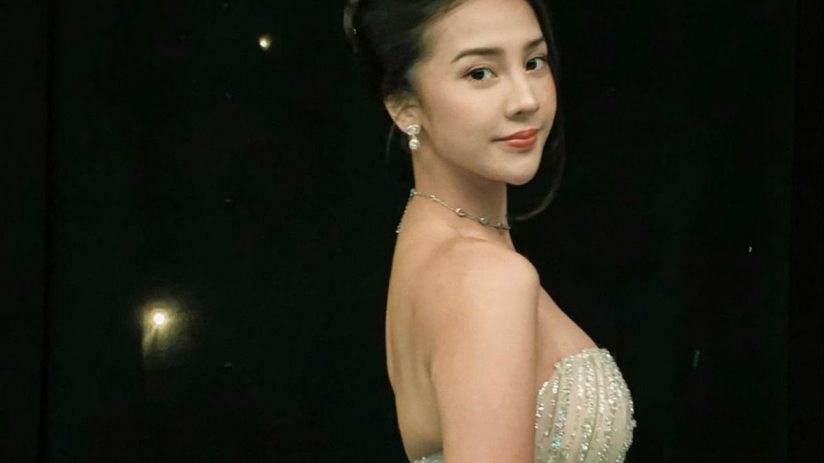 Anya Geraldine kena cibir netizen gara-gara pose nungging di pernikahan Chelsea Island [Instagram @anyageraldine]