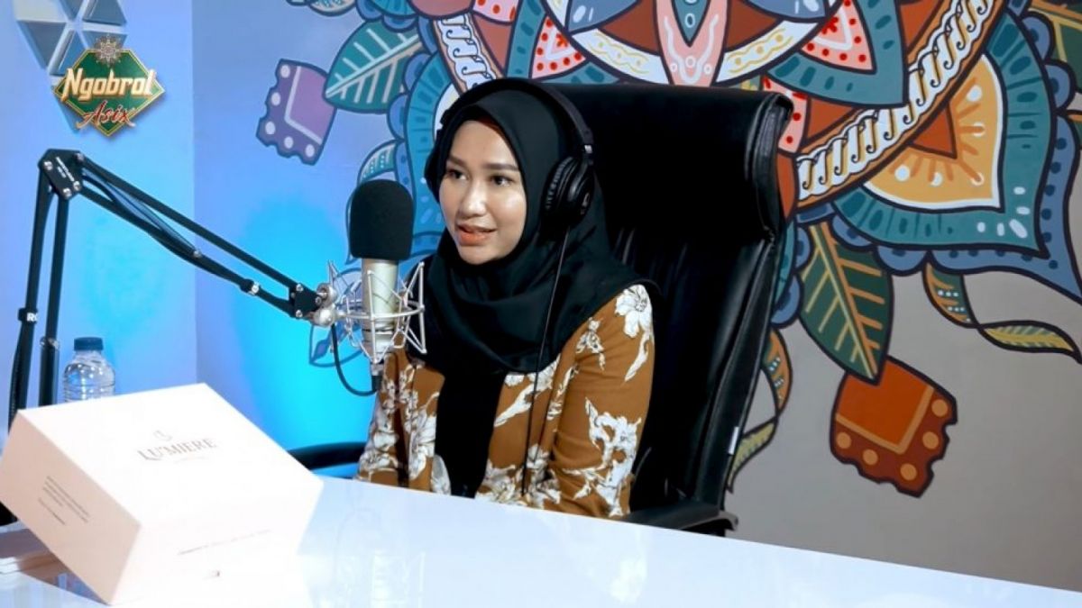 Istri Putra Siregar, Septia Siregar di podcast Ngobrol Asix.