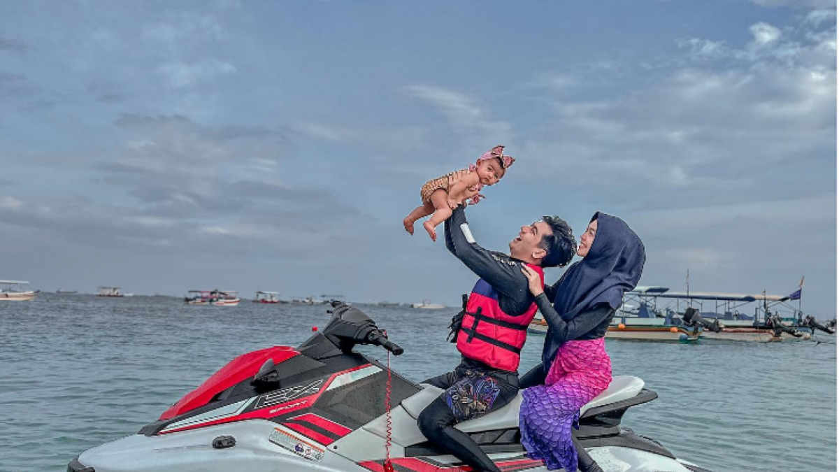 Ria Ricis dan Teuku Ryan naik Jetski bersama ananya, Moana. [Instagram/ @riaricis1795]