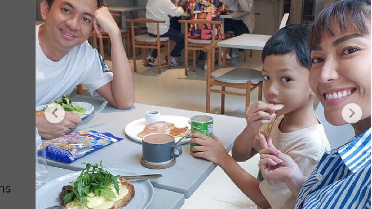 Ayu selfie bareng anak dan juga suami [Instagram/ @mrsayudewi]