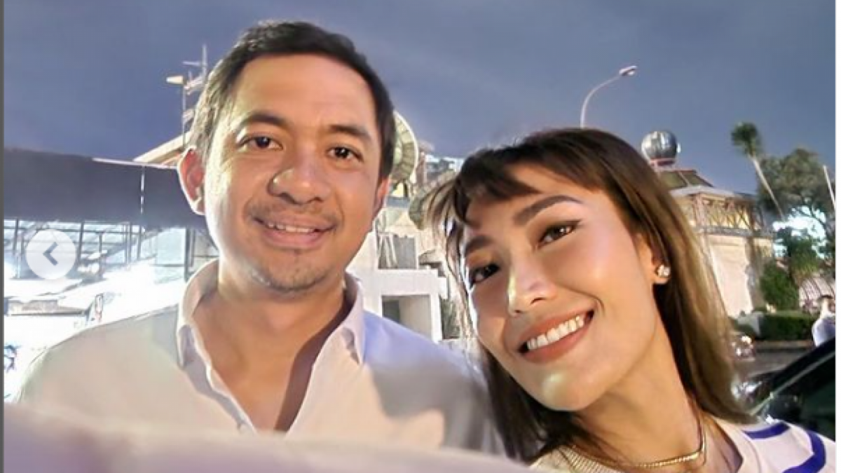Ayu selfie bareng suami [Instagram/ @mrsayudewi]