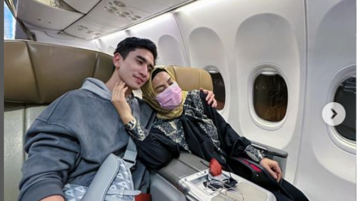 Verrell merangkul ibunda di dalam pesawat. [Instagram/ @bramastavrl]
