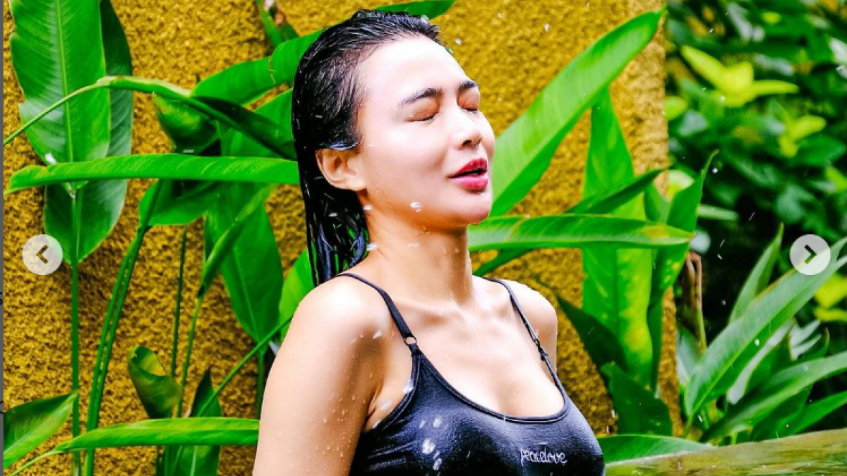 Wika Salim sedang bersender [Instagram/ @wikasalim]