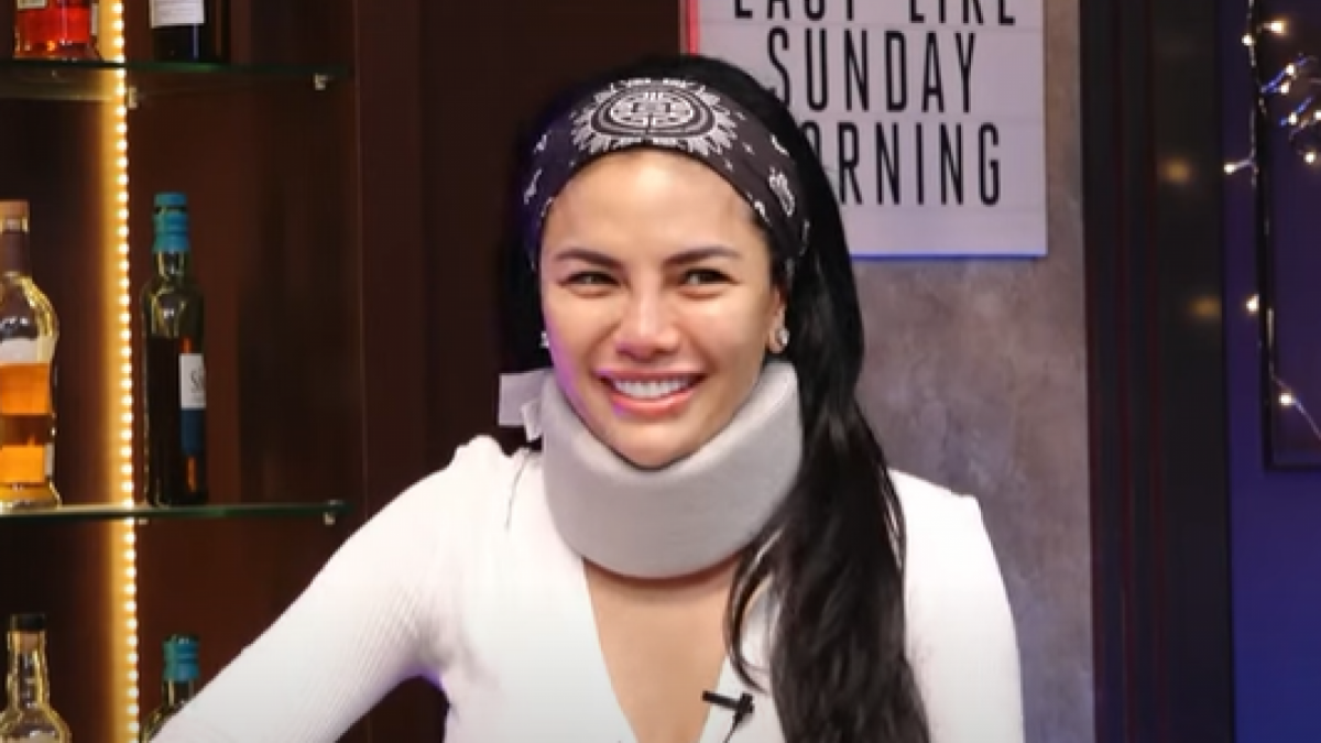 Nikita Mirzani Operasi Leher, Akui Dirinya Tak Bisa Banyak Gerak Saat Enak-enak [YouTube/Nexera Entertainment]