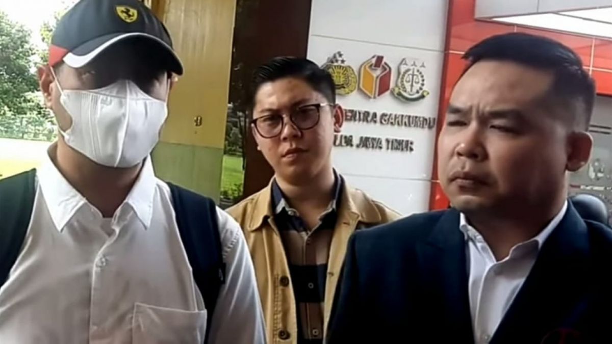 Ferry Irawan bersama Kuasa Hukumnya Jefri Simatupang [Tangkapan Layar Youtube Artis Artis]