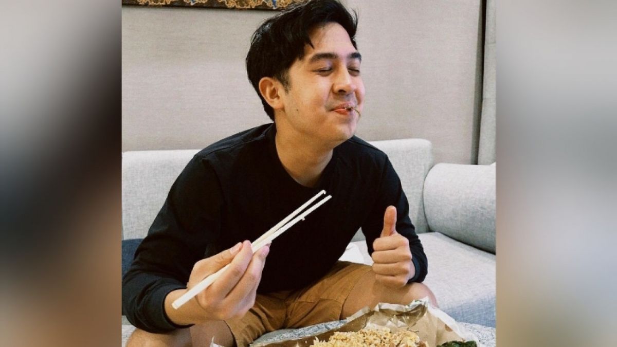 Jerome makan nasi padang pake sumpit [Instagram/ @jeromepolin]