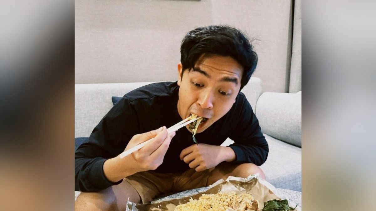 Jerome Polin makan nasi padang