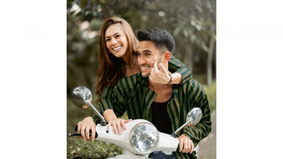 Sabda Ahessa dan Wulan Guritno sedang mengendarai sepeda motor [Instagram @sabdaahessa]