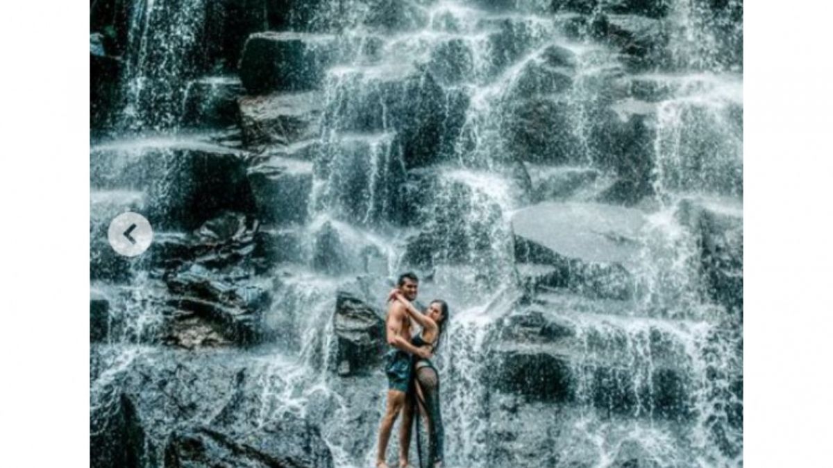 Ujar Ahessa dan Wulan Guritno di air terjun [Instagram @sabdaahessa]