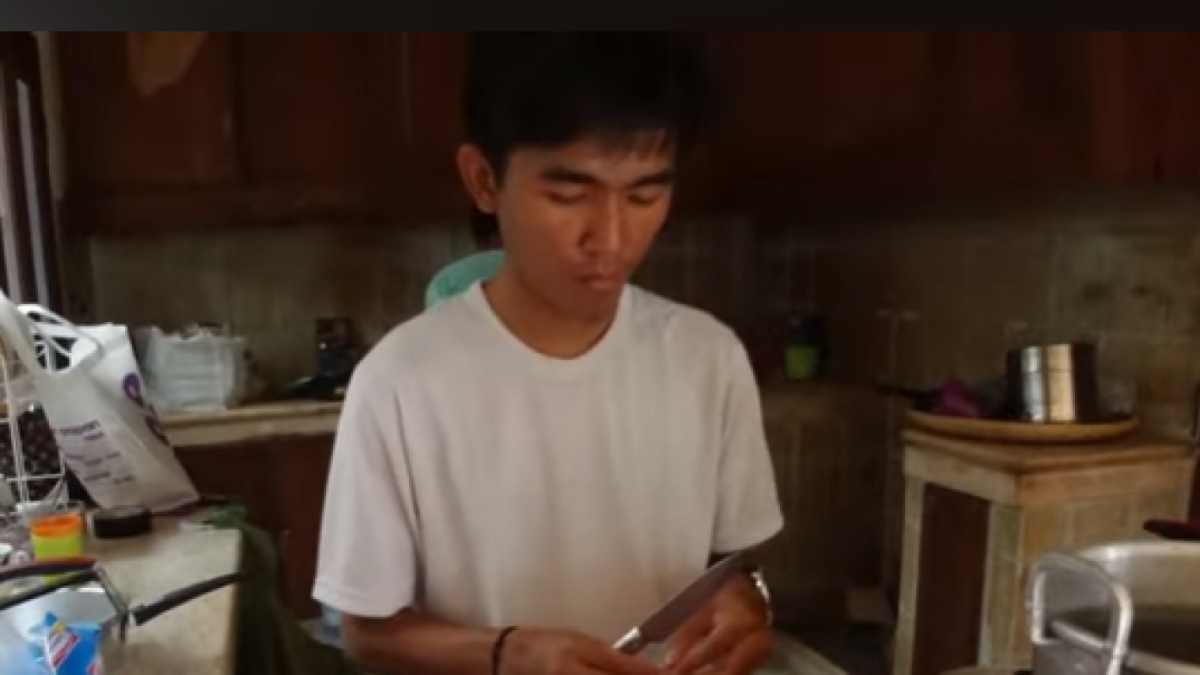 Tiko ternyata pandai memasak [Youtube/Bang brew TV]