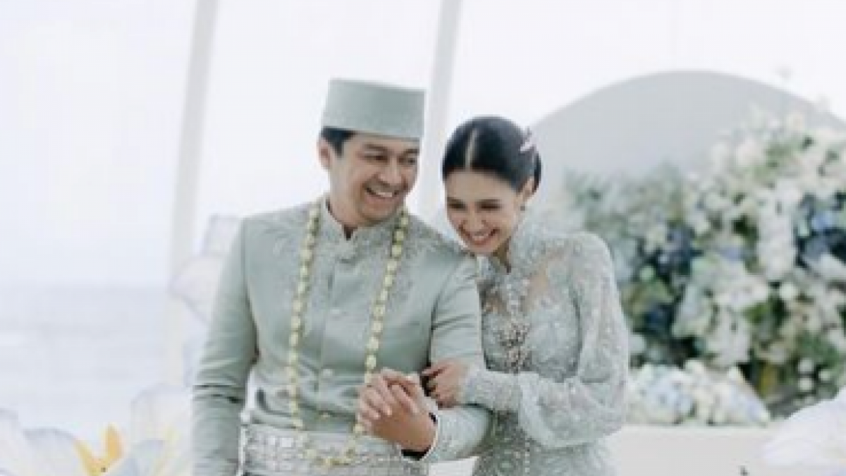 Deva Mahenra dan Mikha Tambayong tampak bahagia di hari pernikahan mereka [Instagram/@miktambayong & @jan.ji.co]