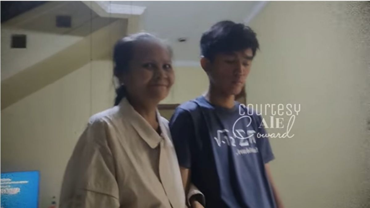 Tak mau berpisah dengan Tiko, Ibu Eny rangkul tangan Tiko dengan erat sesampainya di rumah. [Youtube Ale Coward]