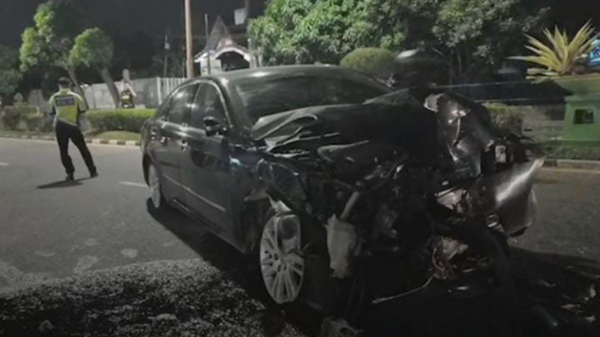 Mobil Dinas Toyota Camry Mengalami Kecelakaan [Tangkapan Layar Tiktok @Rendyherpy]