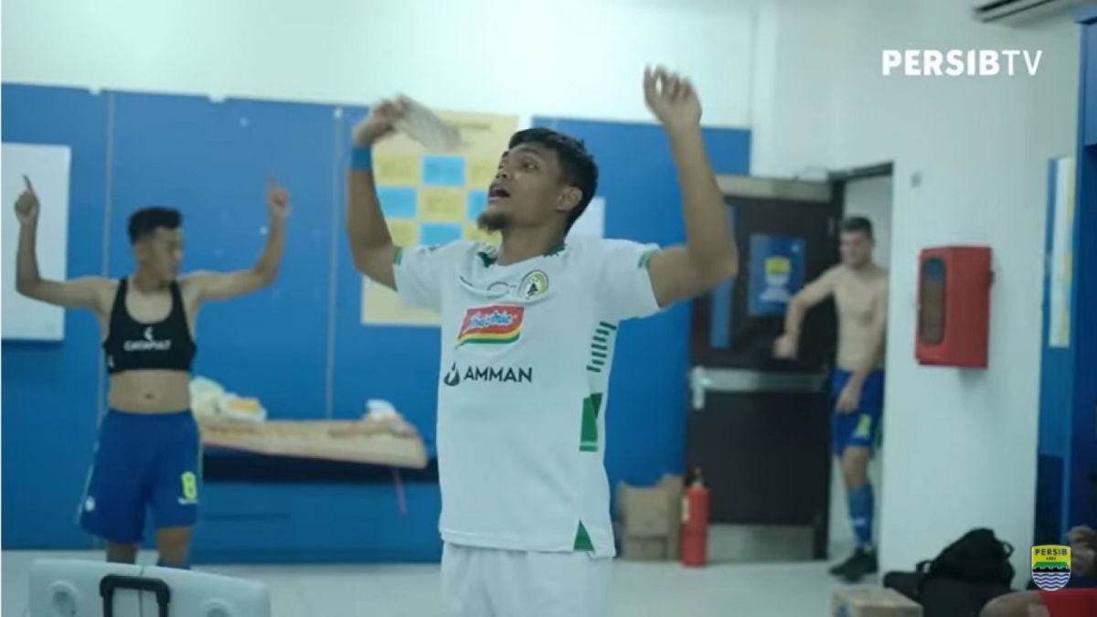 Rachmat Irianto pimpin yang lain menari. [Youtube PERSIB]