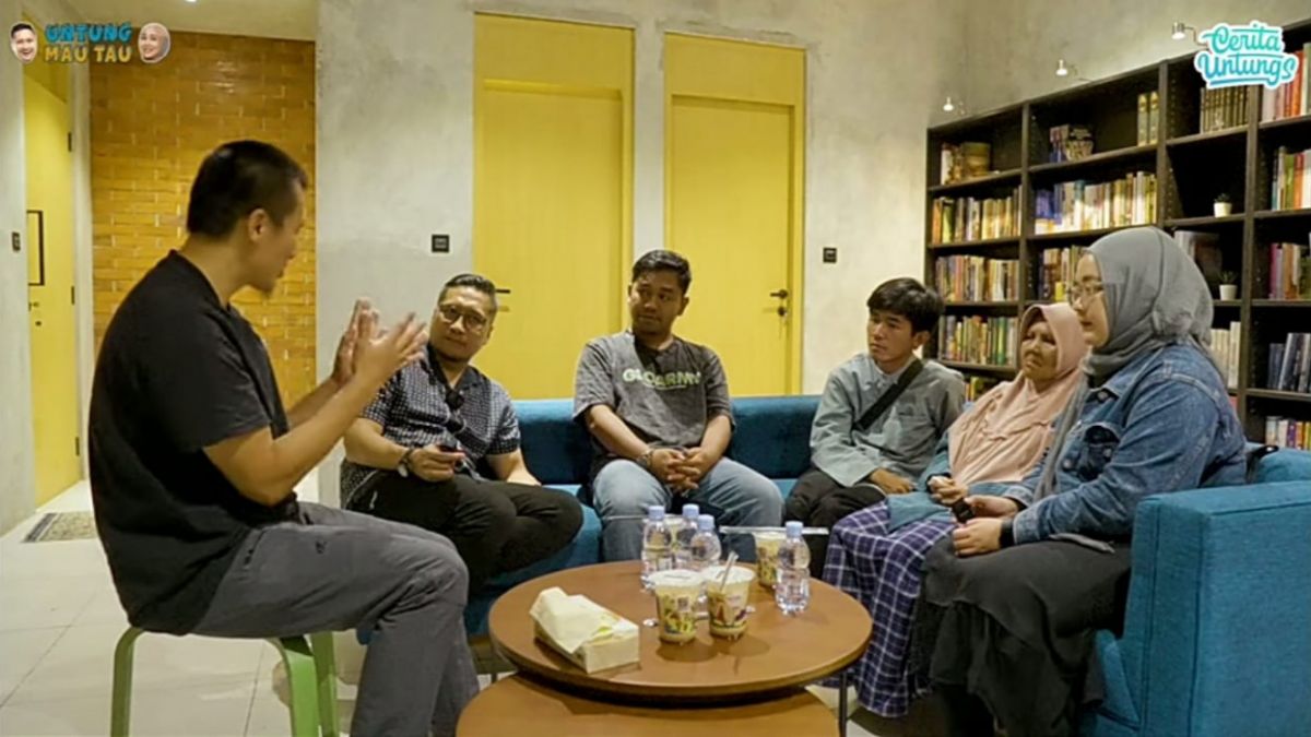 Pertemuan Tiko dengan Ustad Felix Siauw [Tangkapan Layar Youtube @ceritauntungs]