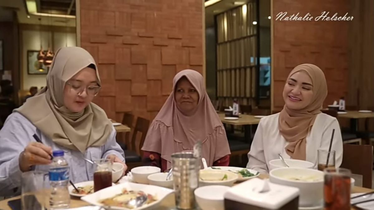 Nathalie Holscher bersama Tiko dan Ibu Eny [Tangkapan layar youtube @Nathalieholscher]