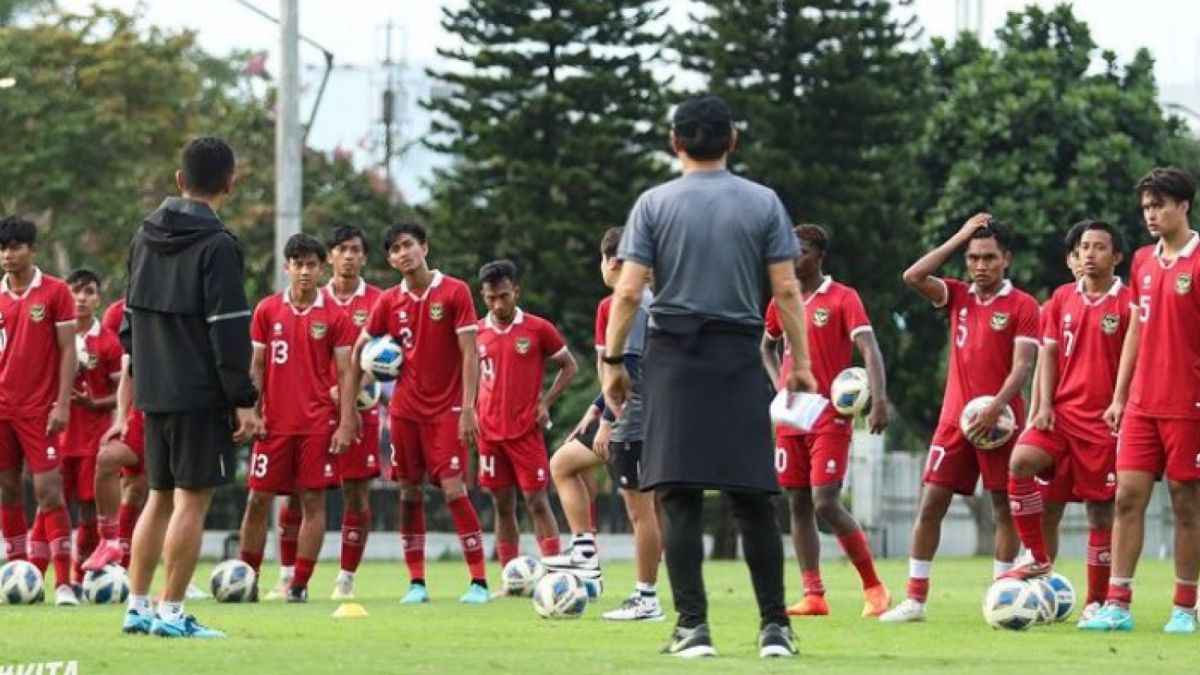Pelatih Timnas Indonesia Shin Tae-young memimpin langsung program latihan skuad Garuda Muda dalam persiapan Piala Asia 2023. PSSI menyiapkan turnamen mini untuk menguji kesiapan Timnas Indonesia. [pssi]