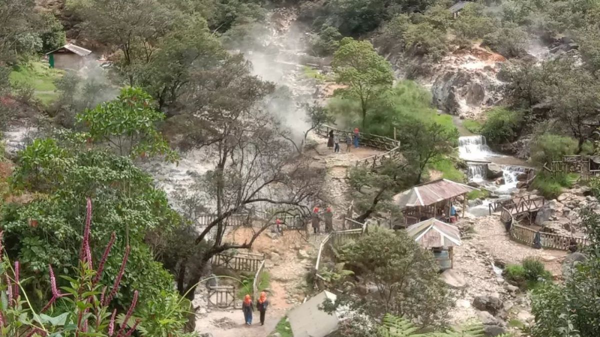 Panorama di Kawah Rengganis, Ciwidey masih begitu alami. [(Instagram/info_kawahrengganis)]