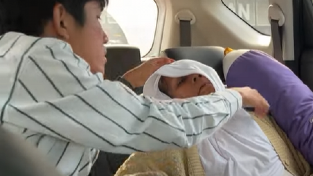 Tiko memperbaiki kerudung Ibu Eny di mobil dalam perjalanan menuju Madiun [YouTube/DenDenny]