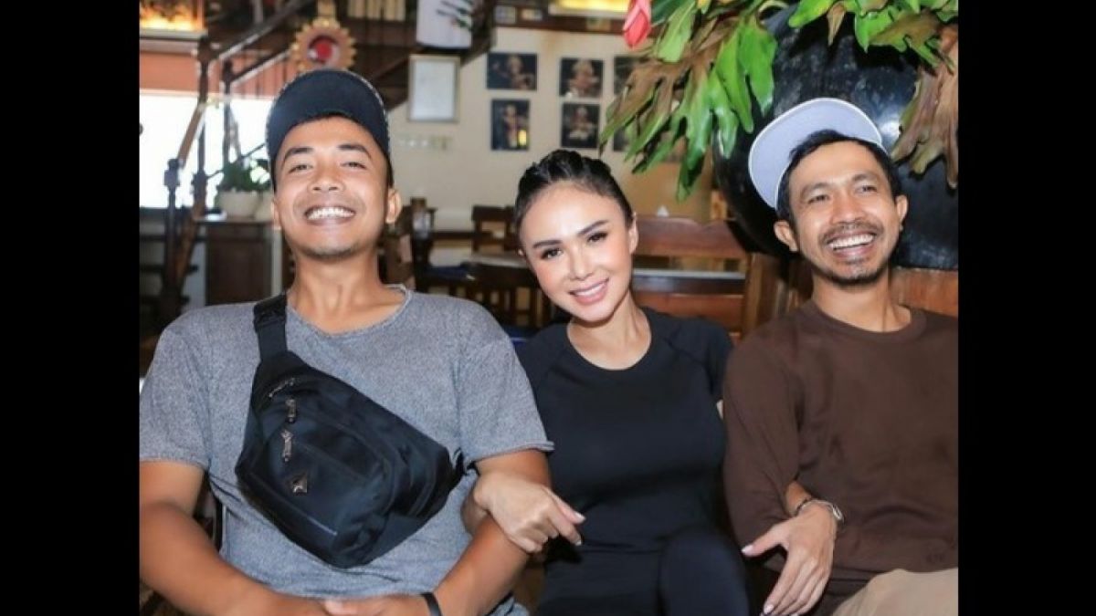 Outfit Yuni Shara saat nyekar di Bali [Instagram/@yunishara36]