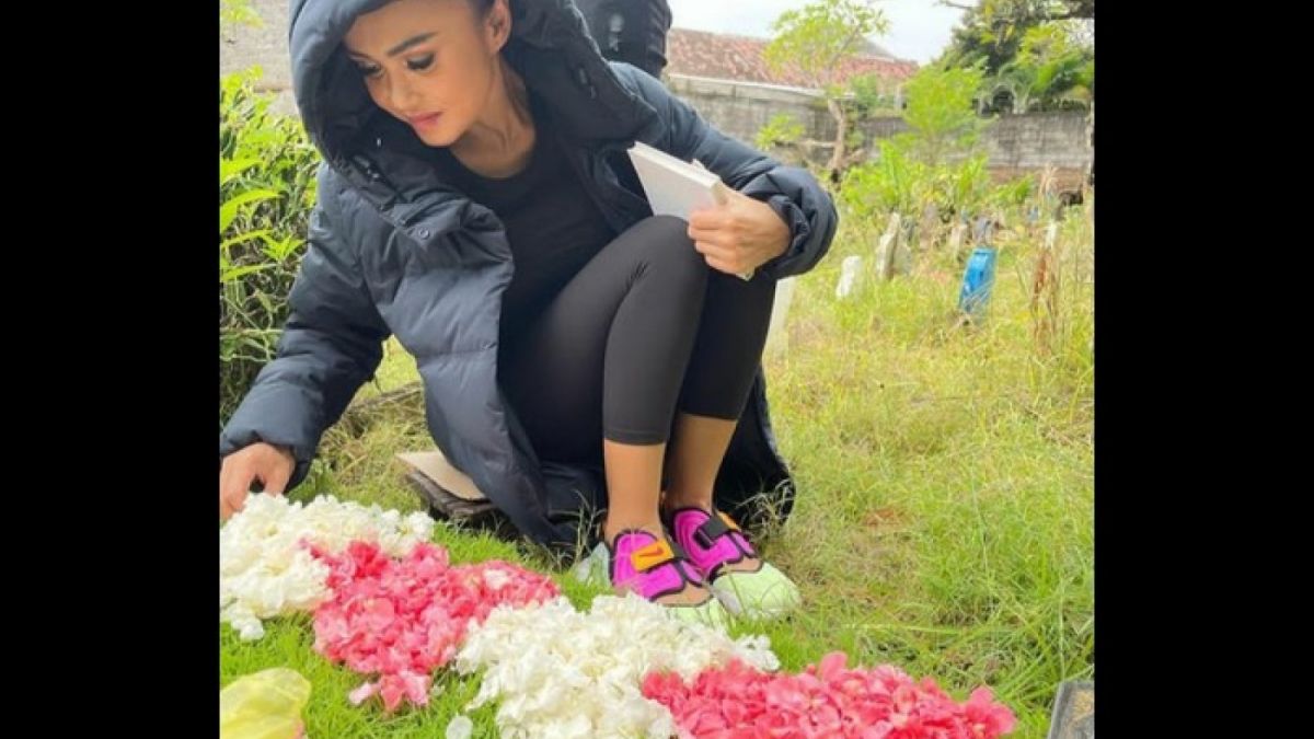 Yuni Shara nyekar di makam mendiang sang ayah, Trianggono [Instagram/@yunishara36]