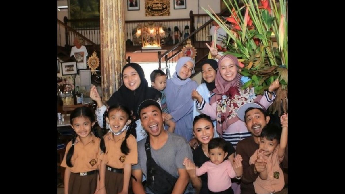 Yuni Shara bersama para adik tiri dan keponakannya [Instagram/ @yunishara36]