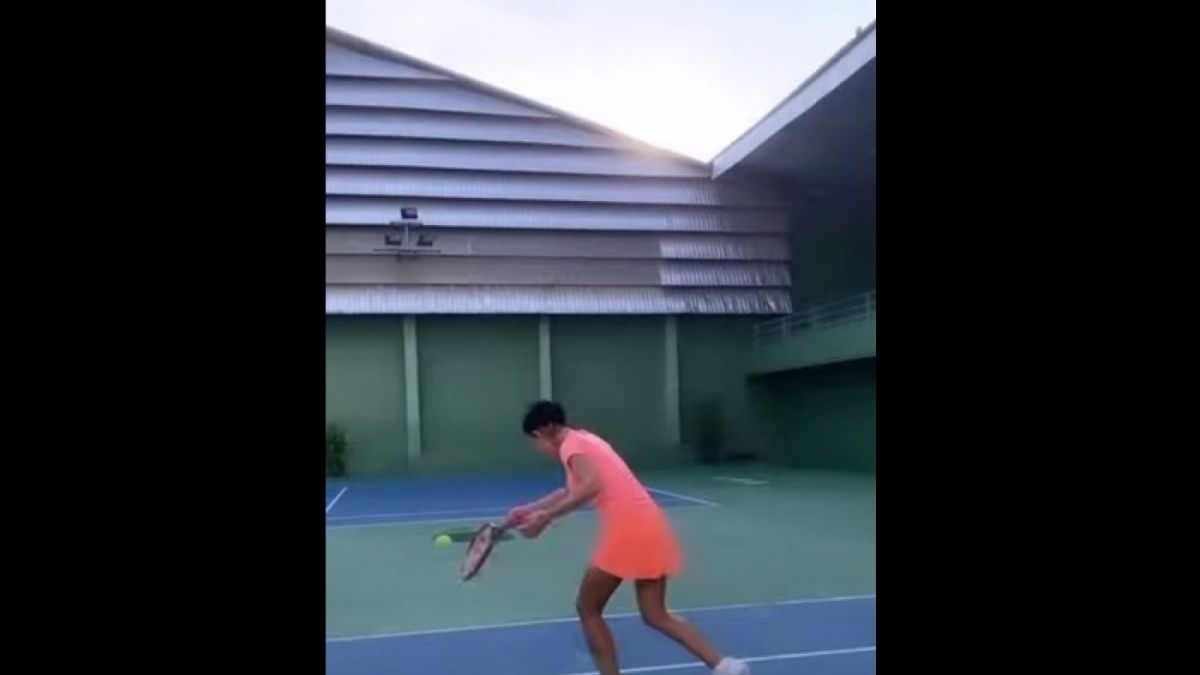 Kaki Yuni Shara terekspos saat bermain Tenis [Instagram/@yunishara36]