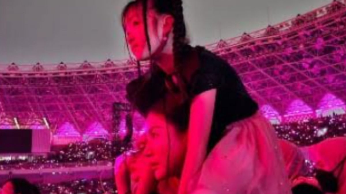 Sarwendah bersama anaknya, Thalia Putri Onsu, di konser BLACKPINK: BORN PINK. Sarwendah menggendong anaknya di pundak. [Instagram/sarwendah29]