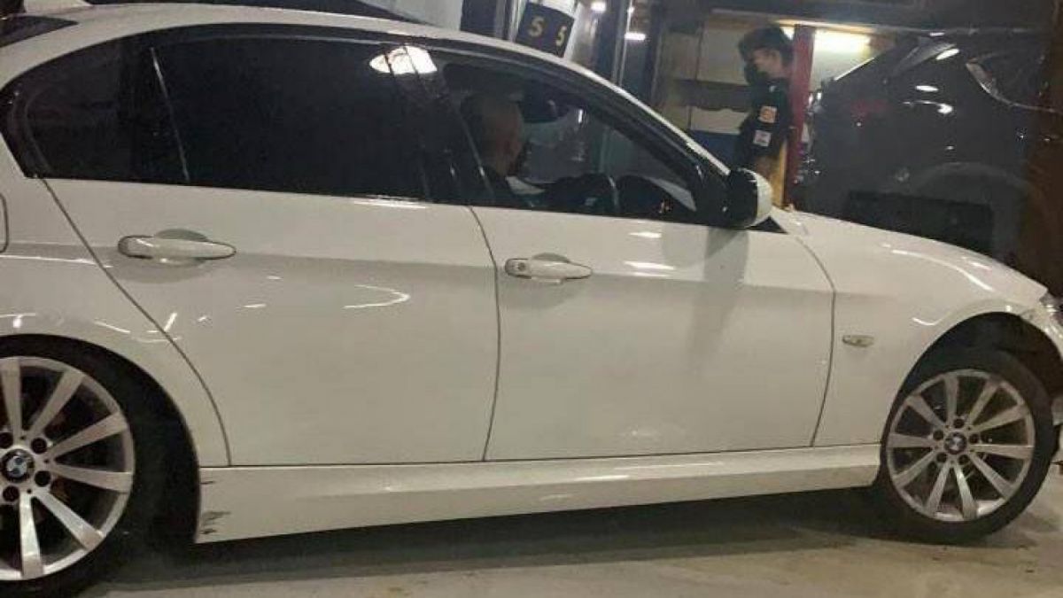 Penampakan BMW putih yang dipakai Mario Dandy kabur dari SPBU dan tidak bayar  bensin. [(twitter/kurawa)]