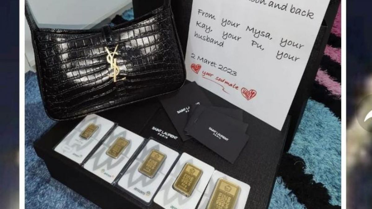 Gold bar and YSL bag as a birthday present for my beloved wife. [(twitter/partaisocmed)]