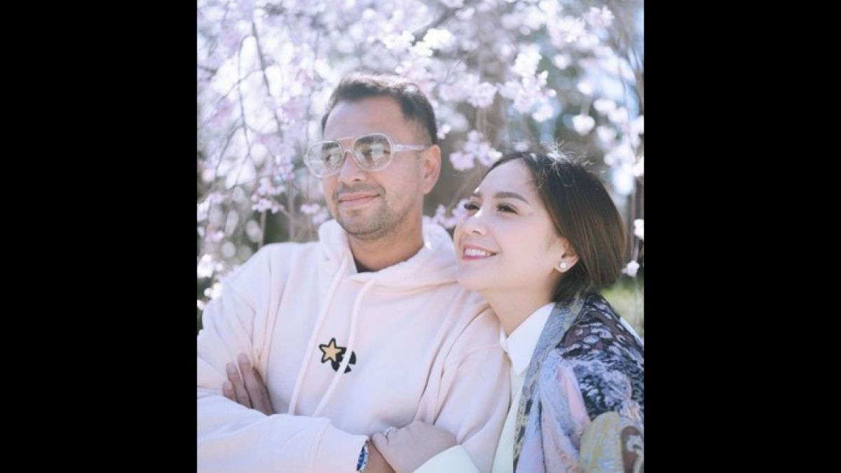 Senyum bahagia Nagita Slavina dan Raffi Ahmad saat liburan di Jepang [Instagram/Raffinagita1717]