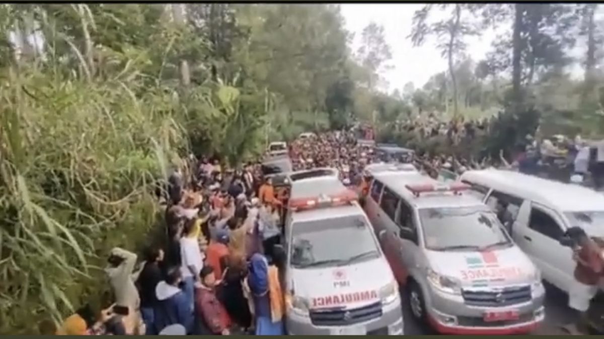 Polres menggiring pelaku pembunuhan ke lokasi penguburan bersamaan dengan tim SAR mengevakuasi korban. [Twitter/heraloebss]