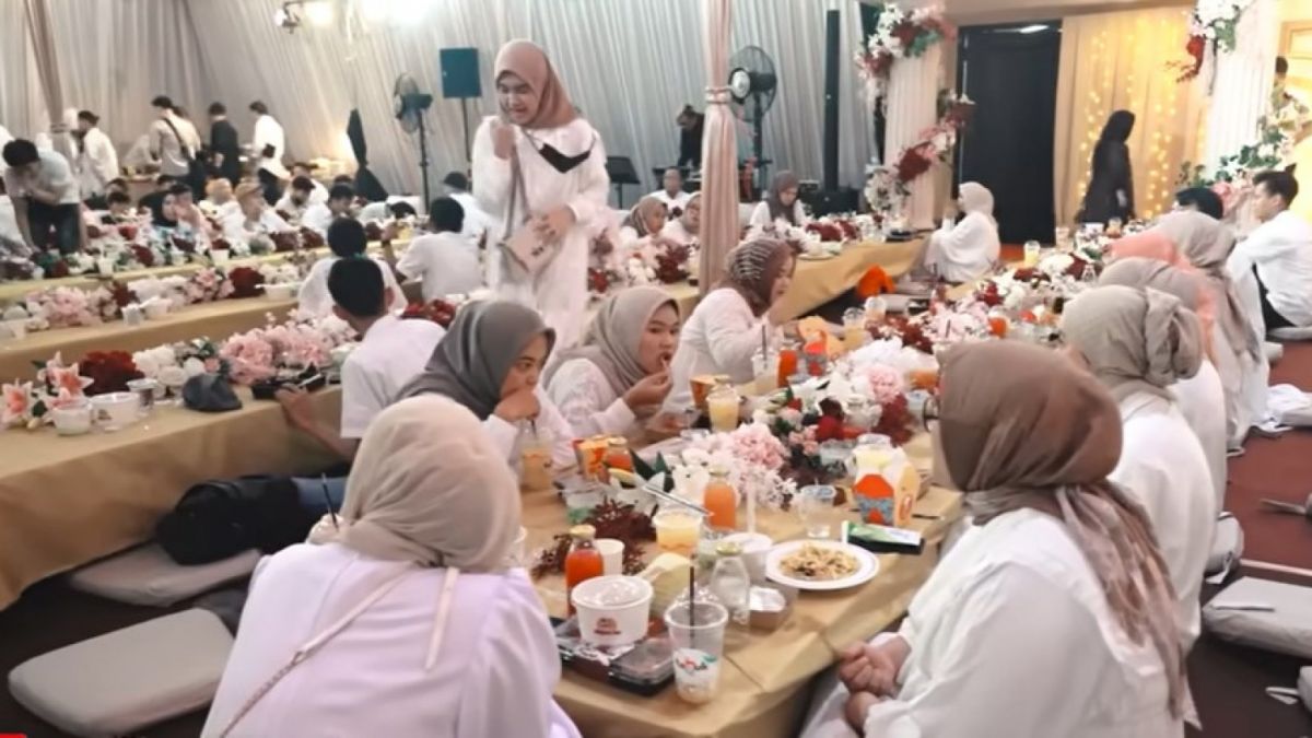 Momen karyawan Ashanty dan Anang Hermansyah buka puasa bersama di Ramadan 2023. [Youtube/The Hermansyah A6]