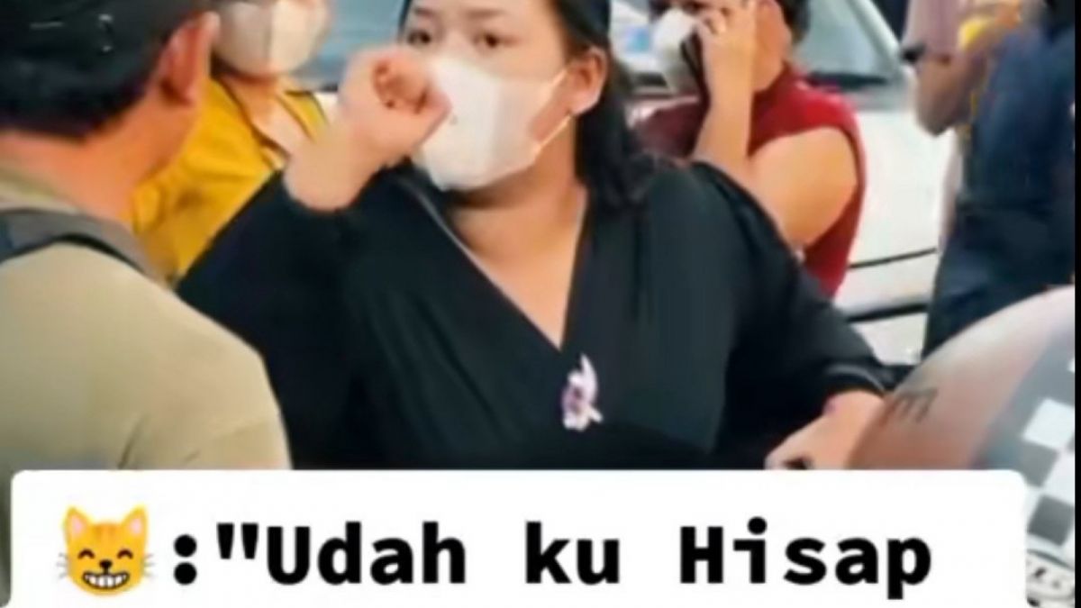 Potret wanita yang ngamuk di pinggir jalan karena jasanya tidak dibayar. [Twitter/tanyakanrl]