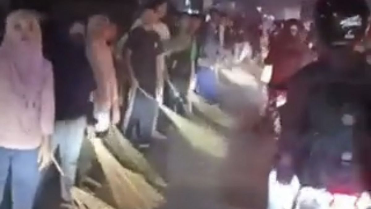 Penyapu uang THR di Indramayu berjaga di jalanan hingga malam hari dan kian meningkat jumlahnya. [Twitter/Midjan_La_2]