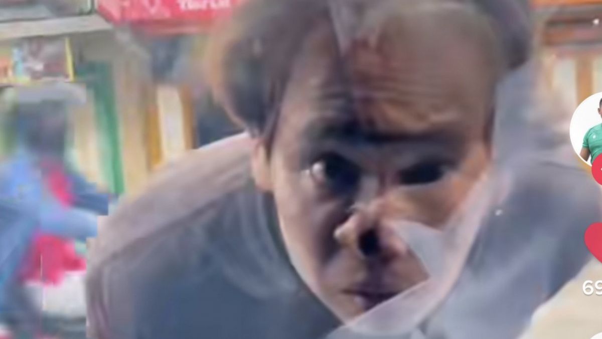 Pengamen tersebut juga sempat mngintip kaca mobil sambil membuka paksa pintu pengemudi untuk meminta uang [TikTok/sofieimamfaizal (tangkapan layar)]