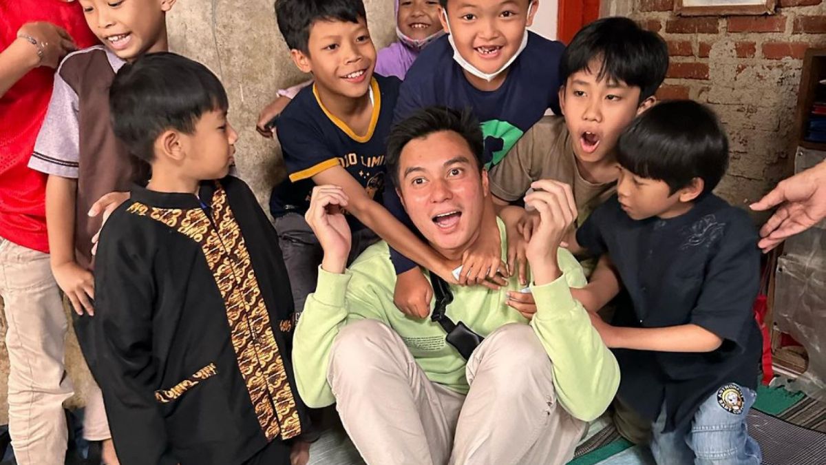 Baim Wong bersama anak-anak murid ngaji. [(Instagram/baimwong)]