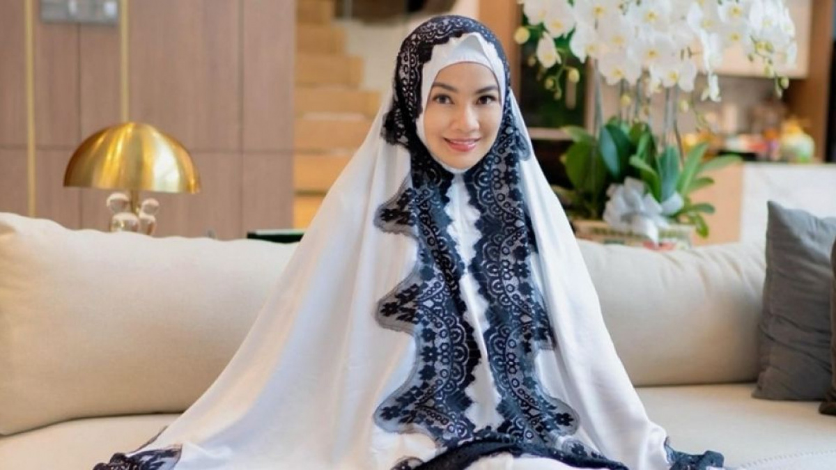 Inspirasi Hijab dan Mukena ala Titi Kamal (Instagram/@titi_kamall)
