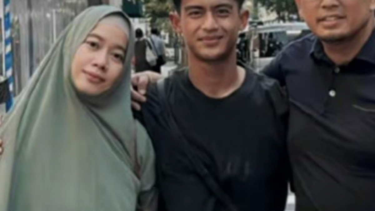 Rangkulan keluarga Azizah Salsha pada Pratama Arhan [Tiktok @arhanazizah2121]