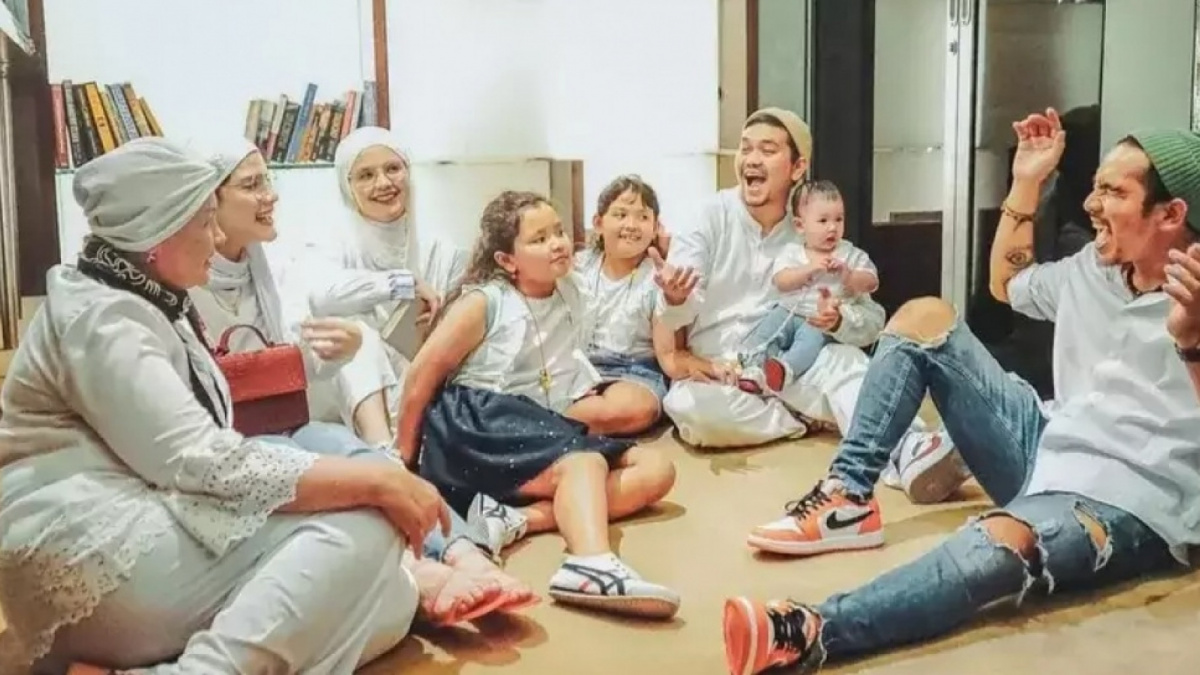 Potret Kebersamaan Indra Bekti dan Ibu Mertua. (Instagram/komoricky)