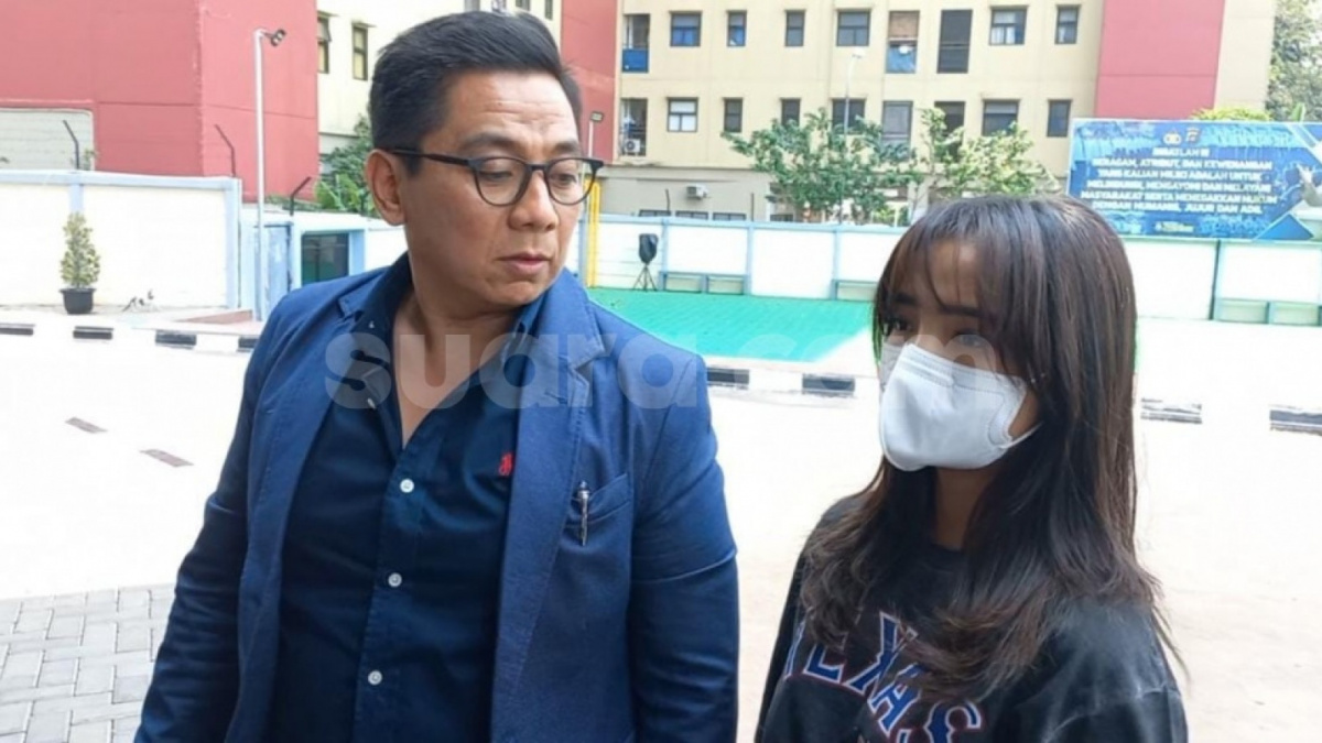 Fujianti Utami alias Fuji dan Sandy Arifin [Tiara Rosana/Suara.com]