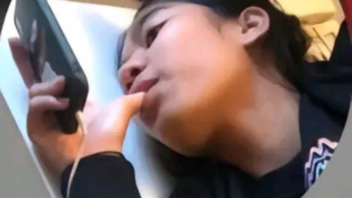 Kebiasaan aneh Azizah Salsha sering ngemut jari dan pelintir rambut [Tiktok @girls_booming]