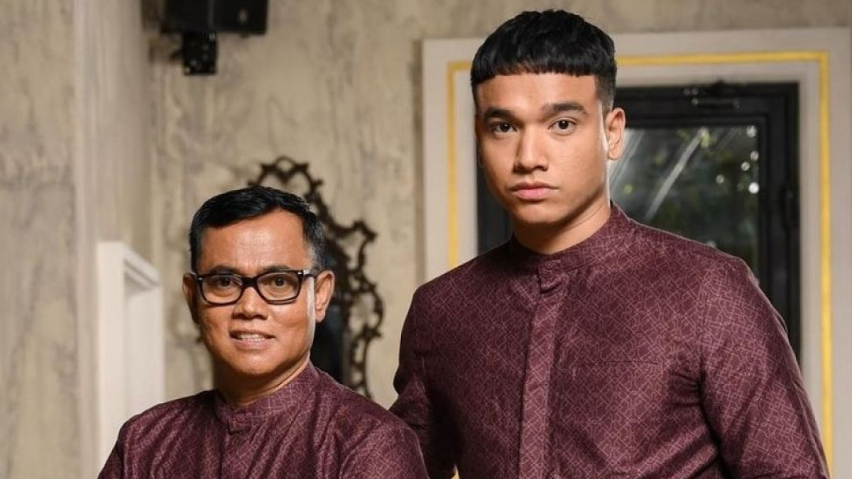 Potret Haji Faisal (kiri) didampingi oleh putranya, Fadly Faisal (kanan), turut menanggapi kabar hubungan Fuji dengan Asnawi. [(Instagram/@opah_faisal)]