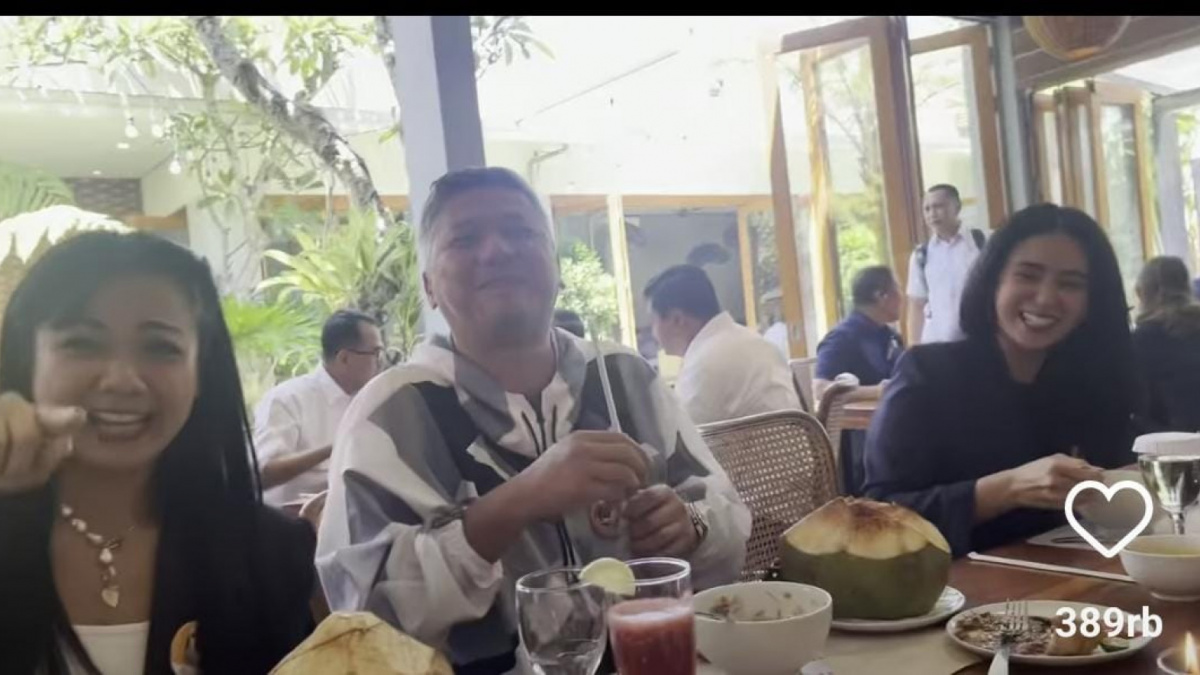 Momen makan bersama para artis dengan Presiden Jokowi [Instagram @raffinagita17]