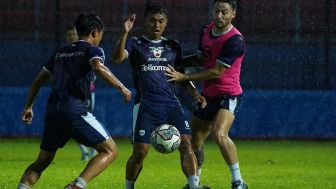 Dibawah Guyuran Hujan Persib Matangkan Taktik Pada Sesi Latihan Terakhir