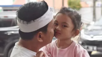 Jelang Sidang Perceraian, Dedi Mulyadi Unggah Momen Bersama Ni Hyang: Kecupanmu Membuatku Memiliki Spirit